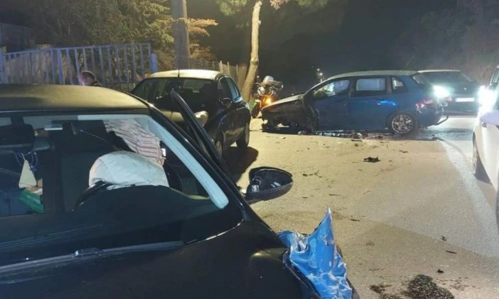 Σοβαρό τροχαίο στα Σπάτα: Αυτοκίνητο βγήκε στο αντίθετο ρεύμα και χτύπησε δυο Ι.Χ (Εικόνες)
